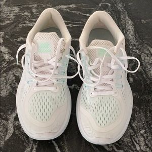 Nike flex 2017 run white and mint / teal size 10
